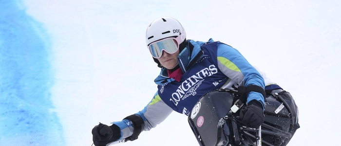 Christina Obwexer ist mit dem Monoski auf der Piste unterwegs