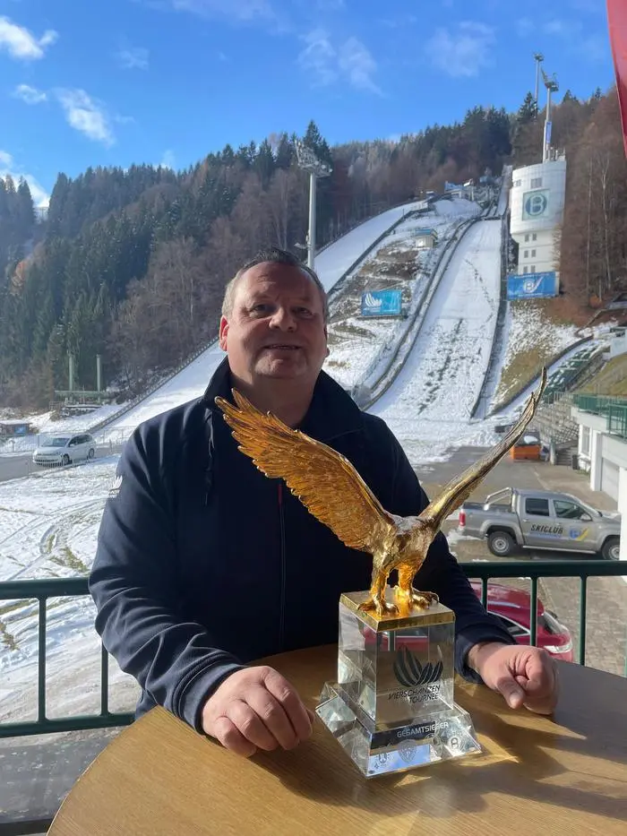 Tournee-Präsident Manfred Schützenhofer mit dem Goldenen Adler