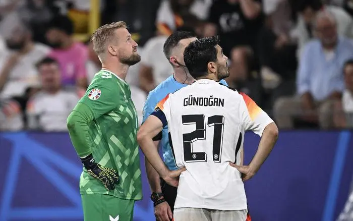 Fussball Euro 2024 Achtelfinale 29.06.2024 Deutschland - Daenemark Schiedsrichter Michael Oliver Enland holte die beiden Kapitaene Ilkay Guendogan re, Deutschland und Torwart Kasper Schmeichel li, Daenemark zu sich, um offenbar auf einen SEK / Polizei Einsatz unter dem Dach des Stadion hinzuweisen. *** Football Euro 2024 Round of 16 29 06 2024 Germany Denmark Referee Michael Oliver Enland called the two captains Ilkay Guendogan right, Germany and goalkeeper Kasper Schmeichel left, Denmark to him to apparently point out a SEK police operation under the roof of the stadium
