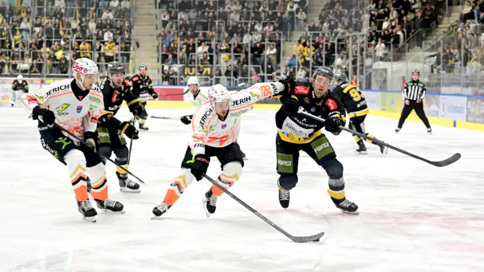 Das erste Spiel in Bruneck haben die Grazer 2:4 verloren
