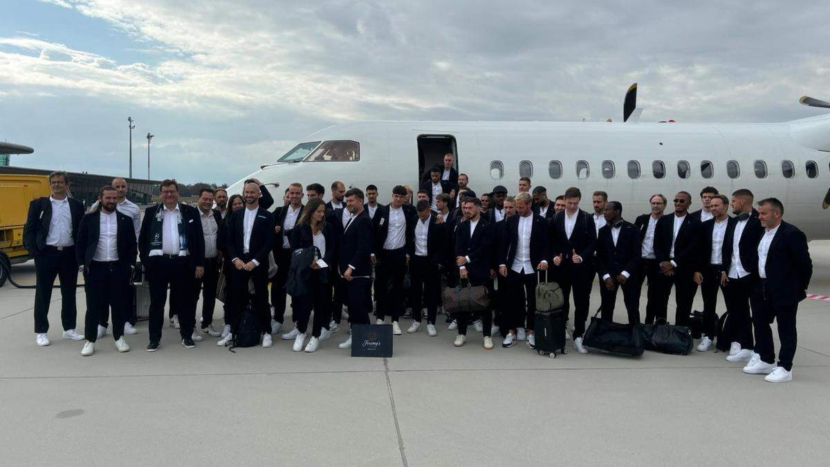 Die Mannschaft des SK Sturm vor dem Einstieg ins Flugzeug am Flughafen Graz-Thalerhof