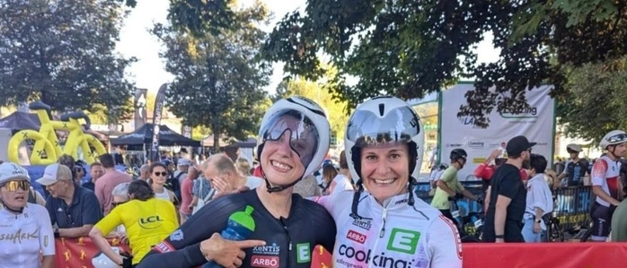 Lydia Ventker (rechts) mit Teamkollegin Kathi Machner am Attersee