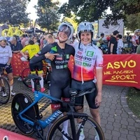 Lydia Ventker (rechts) mit Teamkollegin Kathi Machner am Attersee