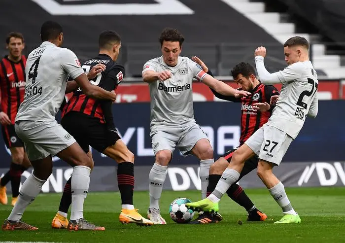 02.01.2021, xjhx, Fussball 1.Bundesliga, Eintracht Frankfurt - Bayer 04 Leverkusen emspor, v.l. Jonathan Tah Bayer Leverkusen, Andre Silva Eintracht Frankfurt, Julian Baumgartlinger Bayer Leverkusen, Amin Younes Eintracht Frankfurt, Florian Wirtz Bayer Leverkusen DFL/DFB REGULATIONS PROHIBIT ANY USE OF PHOTOGRAPHS as IMAGE SEQUENCES and/or QUASI-VIDEO Frankfurt am Main *** 02 01 2021, xjhx, Fussball 1 Bundesliga, Eintracht Frankfurt Bayer 04 Leverkusen emspor, v l Jonathan Tah Bayer Leverkusen , Andre Silva Eintracht Frankfurt , Julian Baumgartlinger Bayer Leverkusen , Amin Younes Eintracht Frankfurt , Florian Wirtz Bayer Leverkusen DFL DFB REGULATIONS PROHIBIT ANY USE OF PHOTOGRAPHS as IMAGE SEQUENCES and or QUASI VIDEO Frankfurt am Main 