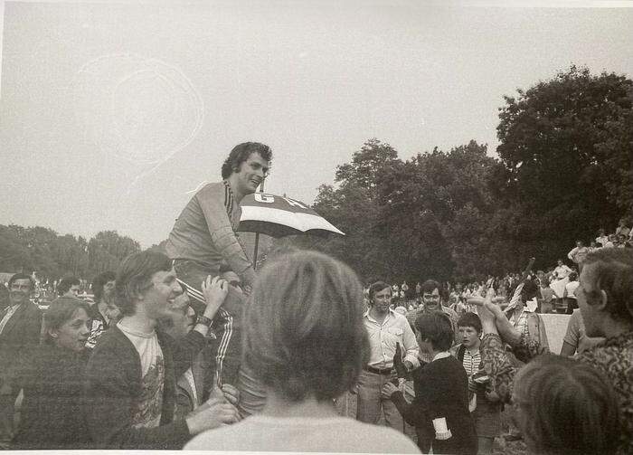 Auf den Schultern der GAK-Fans: Rudi Roth 1975 bei der Feier des Meistertitels