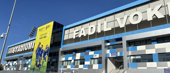 Die Haupttribüne wirkt von außen modern