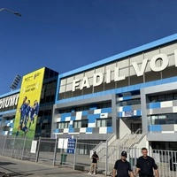 Die Haupttribüne wirkt von außen modern