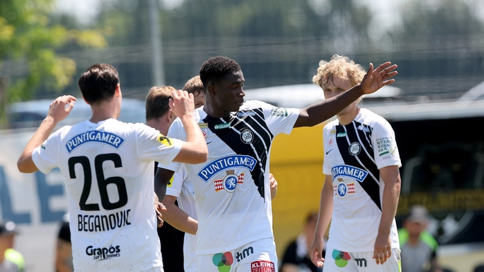 Amady Camara (Mitte) wechselt nach Dänemark