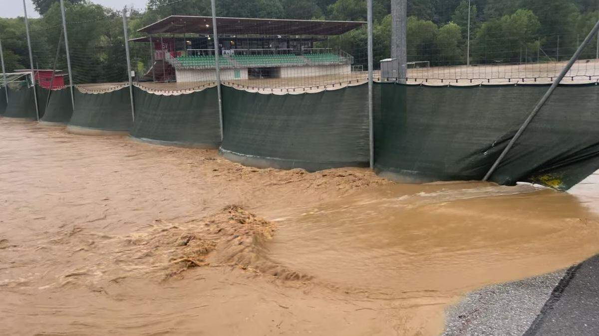 Die Wassermassen auf dem Platz des SV Pischelsdorf