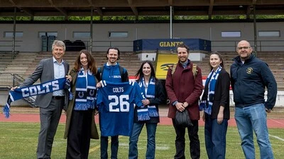 Hoher Besuch in Eggenberg: Ben Guerrero (Dritter von links) und Colin Renk (Dritter von rechts). 