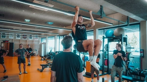 Paul Huber lässt nicht nur auf dem Eis die Muskeln spielen. Er gibt auch bei den Tests immer alles