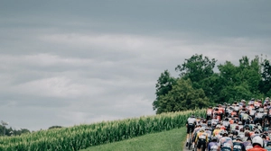 Das Feld der Tour rollt durch Österreich