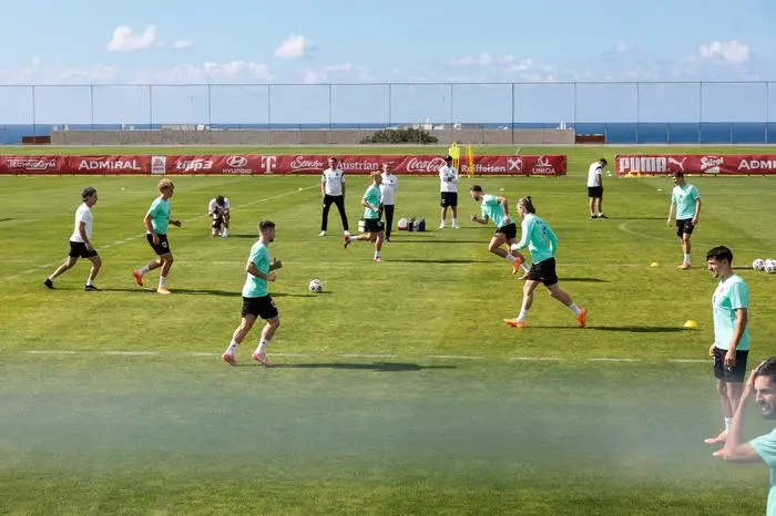 PAPHOS,CYPRUS,11.NOV.25 - SOCCER - OEFB, Oesterreichischer Fussball-Bund, training camp, training. Image shows the team of AUT and an overview of the training pitch. Photo: GEPA pictures/ Armin Rauthner