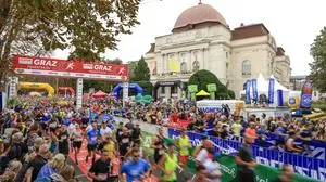 GRAZ,AUSTRIA,08.OCT.23 - RUNNING - Graz Marathon. Image shows the start with competitors and the opera house of Graz. Photo: GEPA pictures/ Mario Buehner-Weinrauch
