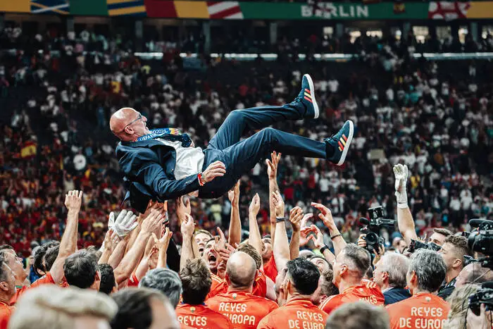 Luis de la Fuente wurde von seinen Spielern für den EM-Titel 2024 
gefeiert