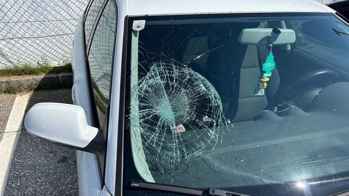 Die demolierte Windschutzscheibe auf dem WAC-Parkplatz