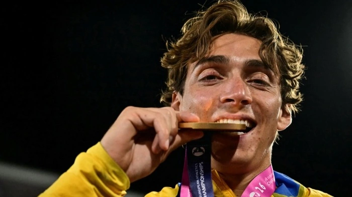 Duplantis prüft sein Gold