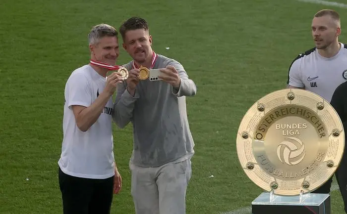 GRAZ,AUSTRIA,24.MAY.25 - SOCCER - ADMIRAL Bundesliga, championship group, SK Sturm Graz vs Wolfsberger AC. Image shows Michael Parensen and technical director Benjamin Schunk (Sturm).
Photo: GEPA pictures/ Hans Oberlaender