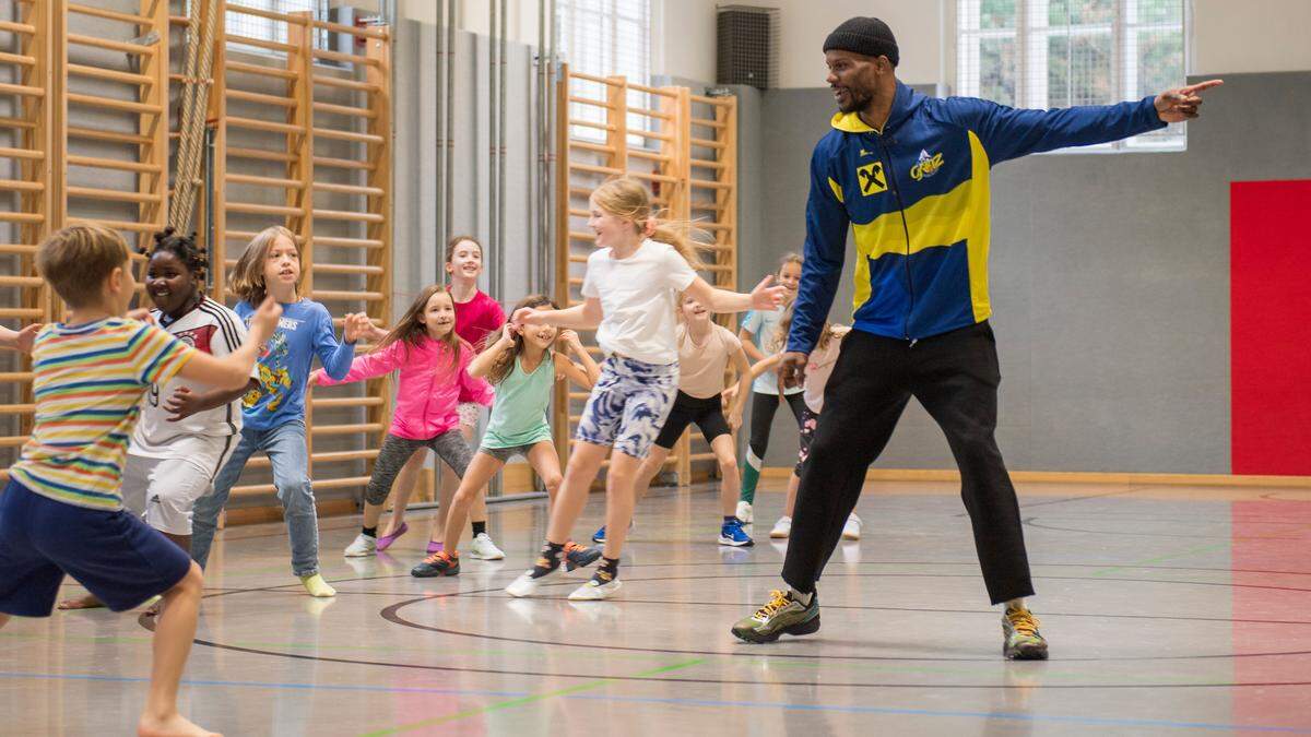 Jeremy Smith vom UBSC trainiert und begeistert die Kinder der Volksschule Nibelungen