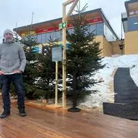 Markus Stöckl vor „seinem“ Haus: Im Herzen von Cortina baute er das „Suisse House“ sowie zahlreiche TV-Studios für Olympia