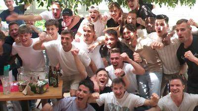 Die GAK-Spieler und deren fans feiern den Meistertitel nach einer herausragenden Saison