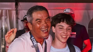Kam als Letzter über die Ziellinie: Azmi Awang (mit einem freiwilligen Helfer)