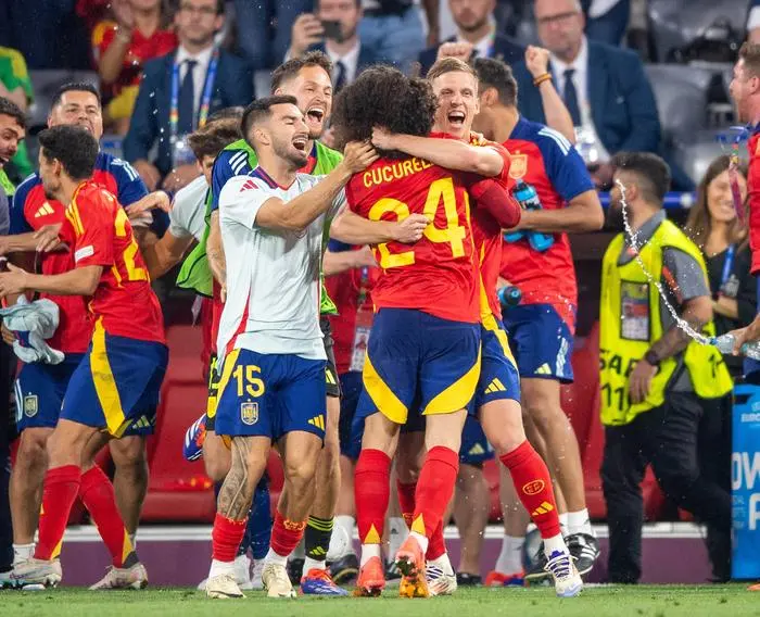 Fussball, Herren, Saison 2023/24, UEFA EURO, EM, Europameisterschaft,Fussball EM 2024, Halbfinale in München, Spanien - Frankreich, Spanischer Jubel nach dem Abpfiff, in der Mitte v. l. Alex Baena Spanien, Marc Cucurella Spanien, Dani Olmo 10, Spanien, 09.07. 2024, *** Football, men, season 2023 24, UEFA Euro EM 2024, semi-final in Munich, Spain France, Spanish cheers after the final whistle, in the middle from l Alex Baena Spain , Marc Cucurella Spain , Dani Olmo 10, Spain , 09 07 2024, Copyright: xSebastianxRäppold/MatthiasxKochx