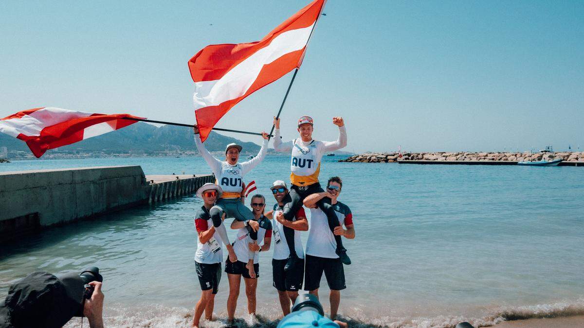 Lara Vadlau, Lukas Maehr,  und Lukas Mähr auf den Schultern des Teams 