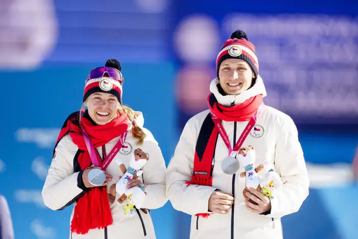 Carina Edlingerova jubelte mit ihrem Guide Alexandr Patava über Silber im Biathlon-Sprint