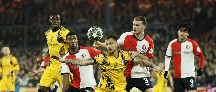 Jeyland Mitchell (2. von links) traf im Frühjahr 2025 in der Champions League mit Feyenoord auf Marko Arnautovic und Inter Mailand