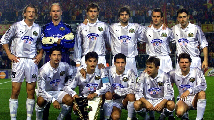 Sturm spielte heute vor 24 Jahren mit folgender Startelf gegen Galatasaray Istanbul: Markus Schopp, Kazimierz Sidorczuk, Andres Fleurquin, Gilbert Prilasnig, Markus Schupp, Günther Neukirchner (stehend, von links). Mehrdad Minavand, Ivica Vastic, Ramiz Mamedov, Tomislav Kocijan, Hannes Reinmayr (vorne von links)