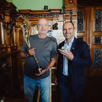 Herbert Prohaska mit dem Niki und Sporthilfe-Chef Gernot Uhlir