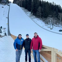 WM-Projektleiter Christoph Prüller mit Paul Ganzenhuber und Schanzenchef Lambert Grill