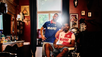 Daniel Maderner und Donovan Pines mit den neuen Trikots