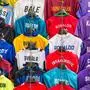 Fußballtrikots mit Namen von Fußballern zum Verkauf an Verkaufsstand, Florenz, Italien, Europa *** Football jerseys with names of footballers for sale at stall Florence Italy Europe Copyright: imageBROKER/MarcxRasmus iblmra04624483.jpg Bitte beachten Sie die gesetzlichen Bestimmungen des deutschen Urheberrechtes hinsichtlich der Namensnennung des Fotografen im direkten Umfeld der Veröffentlichung!
