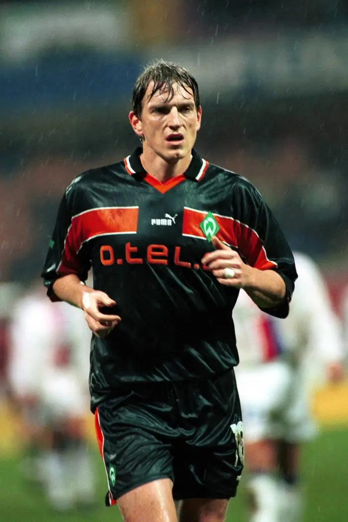 Fuball, UEFA-Cup 1999/2000, SV Werder Bremen - Olympique Lyon 4-0 Andreas Herzog Bremen is a bisserl naß geworden