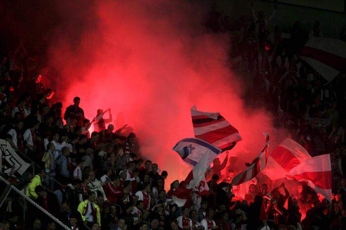 Ajax-Fans zeigen oft israelische Fahnen oder jüdische Symbole im Fan-Sektor 