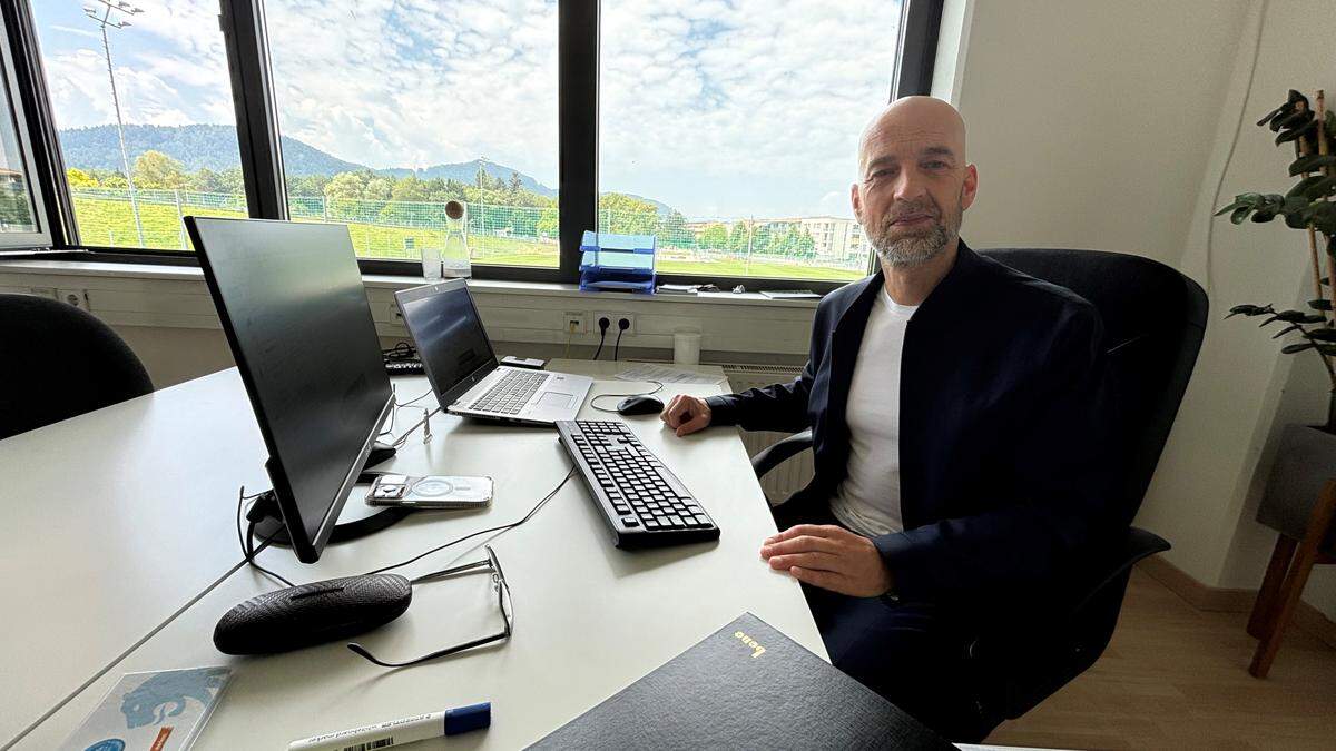 Günther Gorenzel (Austria Klagenfurt) | Günther Gorenzel in seinem Büro mit Blick auf den Trainingsplatz