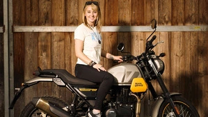 Alina Loibnegger mit ihrer Motorrad Royal Enfield