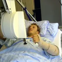 Hermann Maier griff im Krankenbett schon bald liegend zum Handergometer, um an seinem Comeback zu arbeiten
