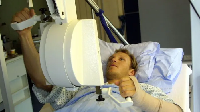 Hermann Maier griff im Krankenbett schon bald liegend zum Handergometer, um an seinem Comeback zu arbeiten