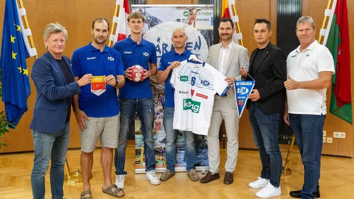 Landessportdirektor Arno Arthofer mit SCF-Spielertrainer Patrik Leban, Markus Kelih, Stefan Wuzella, Landesrat Peter Reichmann, Vizebürgermeister Thomas Laussegger und Obmann Walter Perkounig