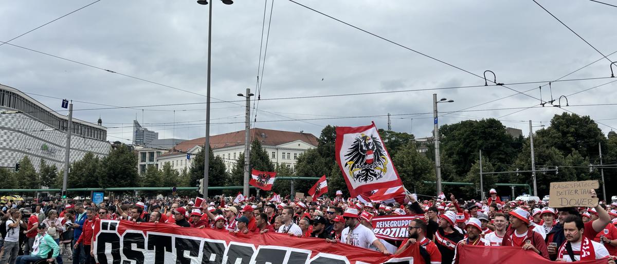 Österreichs Fans mit dem Marsch durch Leipzig