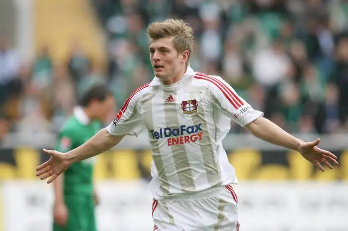 Es folgten Jahre in Leverkusen. Und am 18.4.2009 jubelte Kroos über seinen ersten Treffer in der Bundesliga. Der Gegner: VfL Wolfsburg.
