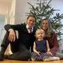 Stefan Hierländer mit seiner Frau Sabrina und Tochter Marie zu Weihnachten 2023