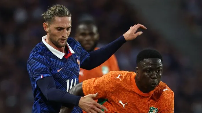 Oumar Diakite, hier im Juni bei einem Freundschaftsspiel gegen Frankreichs Adrien Rabiot, heuert beim SK Sturm an