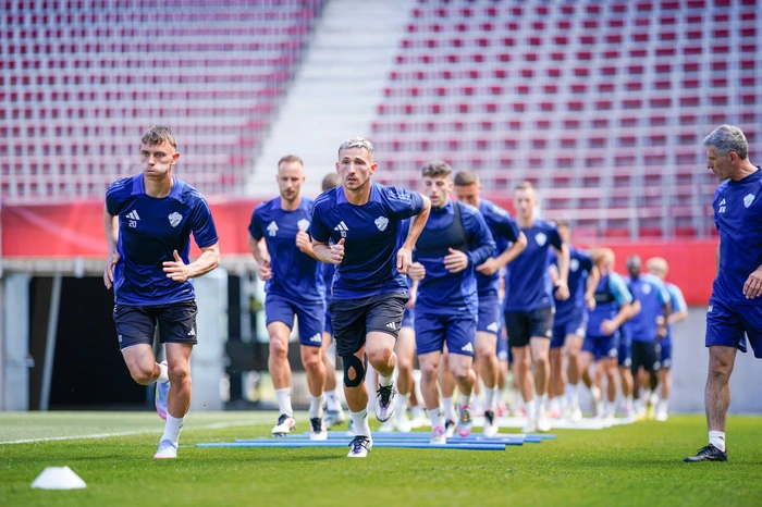 KLAGENFURT,AUSTRIA,30.APR.25 - SOCCER - UNIQA OEFB Cup, final, Wolfsberger AC vs TSV Hartberg, preview, training Hartberg. Image shows Manuel Pfeifer, Donis Avdijaj (Hartberg) and the team of Hartberg. Photo: GEPA pictures/ Johannes Friedl
