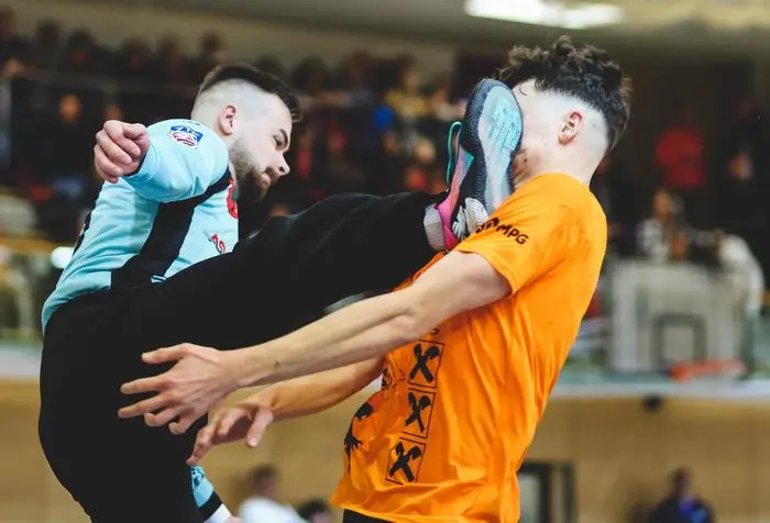 FERLACH,AUSTRIA,17.DEC.22 - HANDBALL - HLA Meisterliga, SC Ferlach vs HSG Graz. Image shows Florian Striessnig (Ferlach) and Markus Hoefer (Graz). Photo: GEPA pictures/ Daniel Goetzhaber