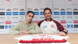 GAK-Neuzugang Ismaël Guerti und Sportdirektor Tino Wawra