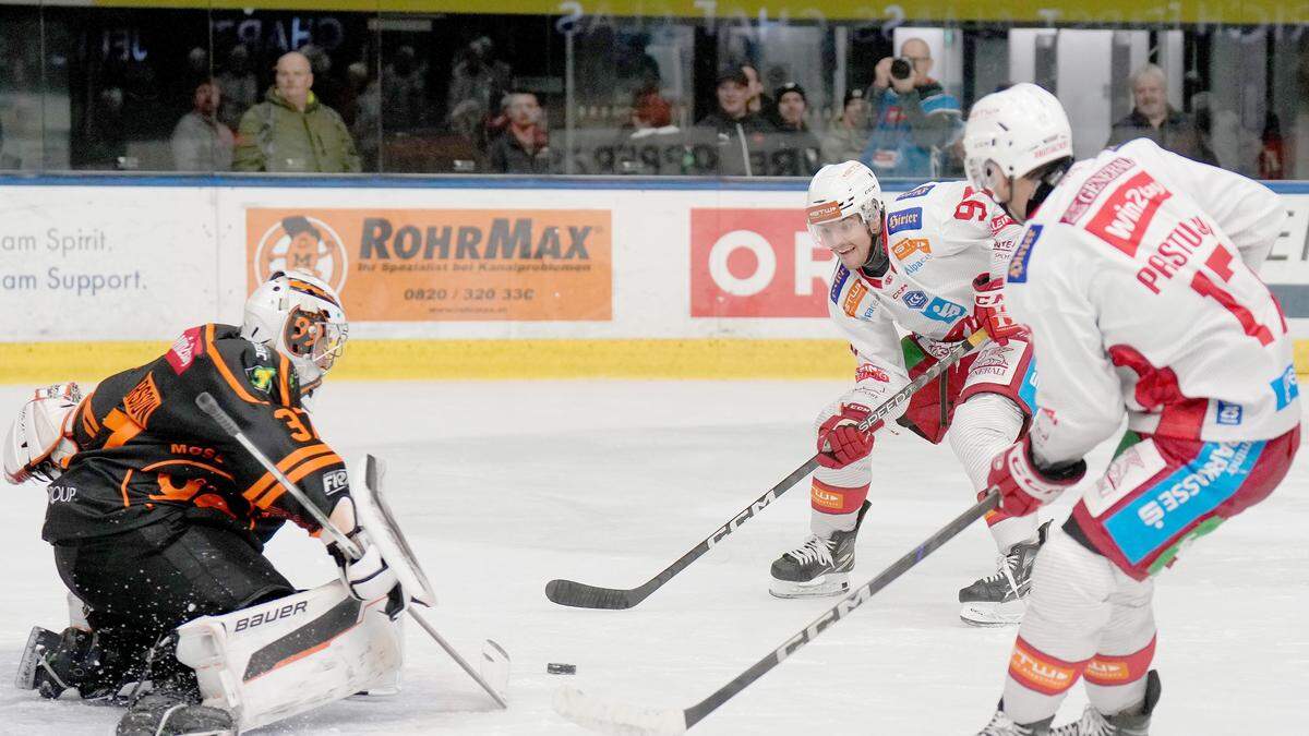 Nach Pass von Nick Pastujov erzielte Fabian Hochegger das 3:0 für den KAC